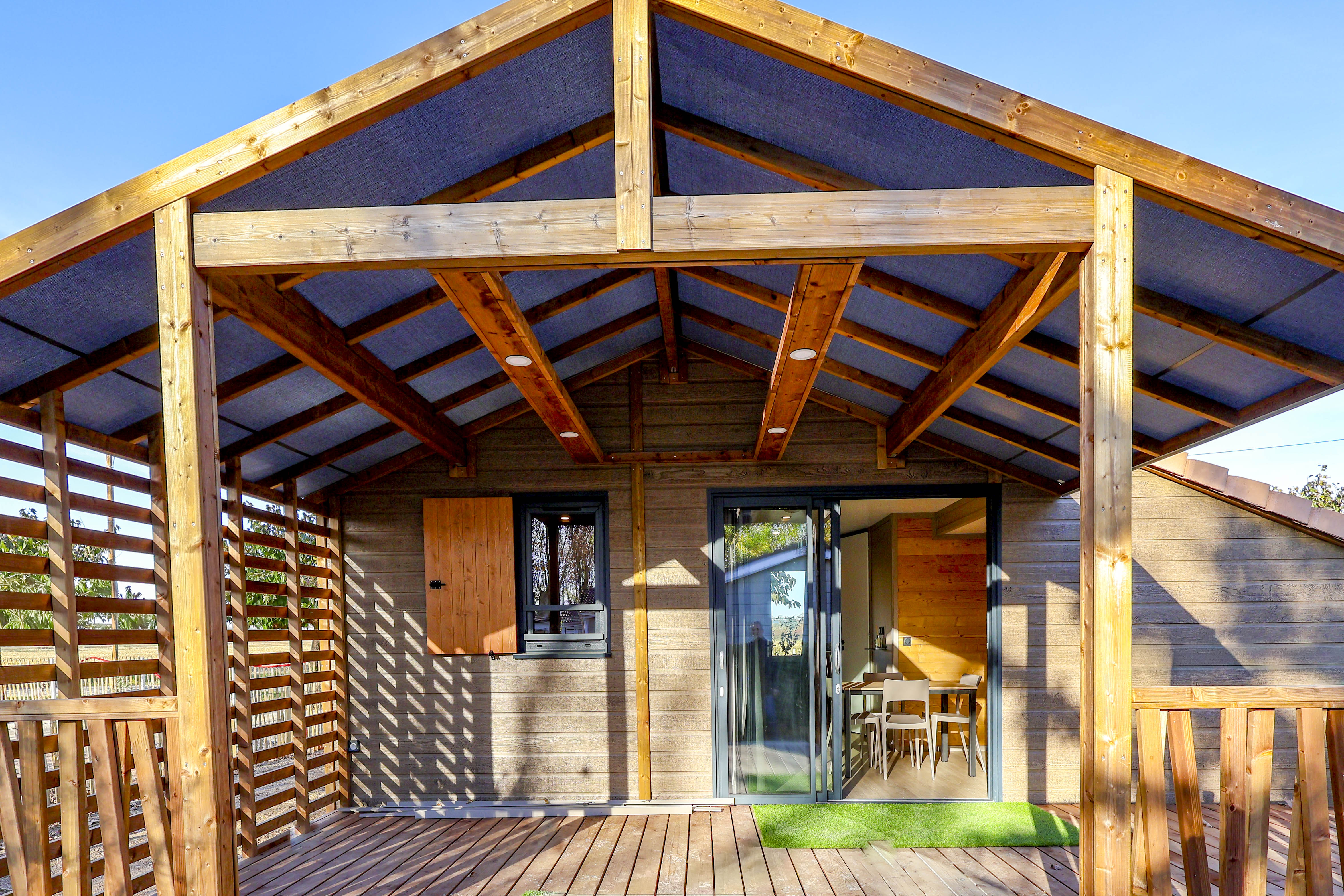 Terrasse couverte du chalet Sagano sous charpente bois